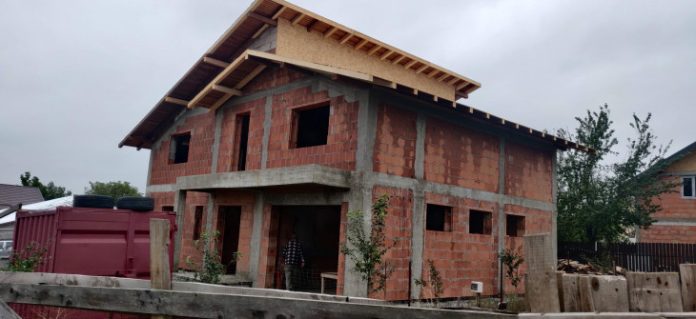 impozit locuințe, creștere impozit locuințe, impozit pe case, impozit pe apartamente, majorare impozit proprietăți, impozit locuințe 2026, taxe locuințe România, impozit bazat pe valoarea pieței, impozit proprietate România, sistem nou impozitare, impozit locuințe urban, impozit locuințe rural, taxe locale crescute, impozit pe imobiliare, guvern impozit locuințe, fiscalitate locuințe, reformă fiscală România, schimbare taxe imobiliare, impozit rezidențial, impozit proprietari, impozit apartament București, impozit apartament Cluj, impozit Sibiu, impozit Brașov, taxe proprietari case, taxe și impozite locale, valoare piață imobile, evaluare locuințe, impozit echitabil, impozit 2025, impozit 2026, fiscalitate europeană, taxe mari proprietari, impozit urban, impozit mediu rural, diferențe impozit, grilă notarială impozit, evaluare ANEVAR, primării taxe, venituri bugete locale, creștere buget primării, impozit proprietăți scumpe, impozit zone centrale, impozit periferie, impozit apartamente mari, impozit case luxoase, impozit proprietăți moștenite, impact impozit familii, impact impozit pensionari, impact impozit clasa medie, taxe mari orașe, impozit apartament nou, impozit apartament vechi, impozit locuințe România 2025, impozit locuințe România 2026, schimbare calcul impozit, fiscalitate locală, taxe și impozite case, guvern crește taxe, reforma impozit, impozit casă urbană, impozit casă rurală, impozit după valoare, impozit piață imobiliară, impact piața imobiliară, scădere cerere imobiliare, migrație periurbană, efect impozit locuințe, taxe mari proprietari oraș, impozit apartamente premium, impozit locuințe sociale, impozit progresiv, impozit fix, impozit case mari, impozit apartamente mici, creștere taxe proprietate, impozit just, echitate fiscală, reformă taxe locale, modificare impozit clădiri, guvern schimbare impozite, taxe suplimentare locuințe, impozit și venituri locale, majorare impozite 2026, impozit pentru proprietari, taxe imobiliare mari, impozit apartament centru, impozit cartiere scumpe, impozit locuințe România, taxe și impozite locuințe, impozit locuințe noi, impozit locuințe vechi, fiscalitate imobile, impozit proprietăți 2026, taxe pe locuințe.