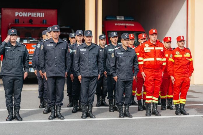 pompieri Sibiu, intervenție Suceava, inundații, salvare persoane, evacuare, salvare bunuri, protecție civilă, ISU Sibiu, cooperare interjudețeană, sprijin comunități, viituri, ape revărsate, drumuri afectate, echipamente intervenție, misiune umanitară, salvare vieți, asistență locală, ajutor imediat, pompieri profesioniști, muncă non-stop, condiții extreme, sprijin moral, comunitate în criză, voluntariat, prevenire dezastre, reacție rapidă, salvatori, echipaj ISU, asistență tehnică, coordonare salvare, sprijin logistic, apă pompată, gospodării afectate, intervenție rapidă, sprijin național, reziliență comunitară, spirit civic, muncă în echipă, pregătire intervenție, protecție populație, plan de urgență, mobilizare pompieri, coordonare operațiuni, logistică intervenție, voluntari pompieri, suport psihologic, intervenție complexă, salvare echipamente, protecție proprietăți, acțiune promptă, pompieri dedicați, sacrificiu personal, efort colectiv, susținere morală, recuperare comunități, ajutor solidar, pompieri curajoși, acțiuni salvare, coordonare autorități, protejare vieți, planificare intervenție, sprijin interregional, comunitate afectată, salvare animale, transport ajutoare, ajutor umanitar, motopompe, bărci pneumatice, autospeciale intervenție, degajare drumuri, drumuri distruse, ploi torențiale, localități inundate, intervenție eroică, intervenție complexă, autorități locale, cooperare ONG, salvare copii, salvare bătrâni, evacuare urgentă, protejare gospodării, recunoștință comunități, restabilire infrastructură, ajutor comunitar, intervenție ploi, protecție în caz de dezastre.