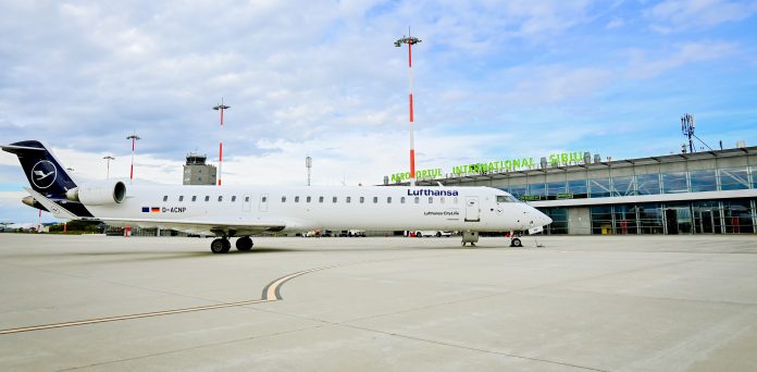 Wizz Air, Birmingham, Sibiu, zbor direct, rută aeriană, low-cost, Marea Britanie, România, aeroport, diaspora, Transilvania, Munții Făgăraș, turism, city-break, vacanță, prețuri, bere, cafea, cină, costuri reduse, Midlands, Regatul Unit, aeroport Birmingham, conexiune internațională, comunitate românească, incoming, outgoing, investiții, afaceri, economie, cultură, festival, teatru, Muzeul Brukenthal, Piața Mare, Podul Minciunilor, Transfăgărășan, drumeții, schi, ciclism, peisaje montane, patrimoniu, arhitectură medievală, gastronomie, marketing turistic, promovare, campanie, autorități locale, strategie, frecvență zboruri, marți, sâmbătă, tarife reduse, bilete, preț minim, £17.99, 110 lei, accesibilitate, city-break european, aeroport Sibiu, conexiune directă, dezvoltare regională, mobilitate, legături economice, parteneriate, hub regional, turism cultural, turism montan, potențial economic, cerere piață, concurență, provocări, Brexit, reguli călătorie, combustibil, fluctuații, grad ocupare, destinație turistică, peisaje, atracții, patrimoniu UNESCO, istorie, tradiții, transport aerian, extindere rețea, Europa Centrală, Europa de Est, călătorii, vacanțe, bilete avion, companie aeriană, dezvoltare aeroport, mobilitate urbană, legături internaționale, publicitate, social media, agenții turism, tur-operatori, experiență turistică, calitate servicii, pasageri, rute noi, potențial creștere, infrastructură aeroportuară, beneficii comunitate.
