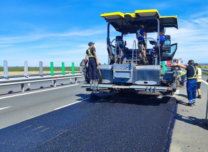 autostrada A1 Sibiu, restricții A1 Sibiu, bretea acces A1, bretea închisă A1 Sibiu, lucrări autostradă Sibiu, întreținere carosabil A1, reparații carosabil A1, marcaje A1 Sibiu, restricții temporare Sibiu, CNAIR Sibiu, trafic rutier Sibiu, trafic deviat Sibiu, rute alternative A1 Sibiu, circulație deviată Sibiu, drumuri Sibiu, infrastructură Sibiu, infrastructură rutieră, poliția rutieră Sibiu, control trafic Sibiu, blocaje A1 Sibiu, trafic A1 restricționat, drum expres Sibiu, bretea autostradă Sibiu, șoferi Sibiu, trafic deviere Sibiu, centura Sibiu, drumuri naționale Sibiu, drumuri județ Sibiu, trafic urban Sibiu, restricții circulație A1, lucrări programate Sibiu, intervenții CNAIR Sibiu, siguranță rutieră A1, lucrări marcaje rutiere, modernizare autostradă A1, trafic intens Sibiu, știri trafic Sibiu, info trafic Sibiu, aplicații trafic A1, semnalizare rutieră Sibiu, indicatoare provizorii A1, deviere trafic Sibiu, drum alternativ Sibiu, lucrare carosabil Sibiu, șantiere Sibiu, mentenanță drumuri A1, reparații rapide Sibiu, întreținere infrastructură A1, conducători auto Sibiu, siguranță carosabil Sibiu, blocaje temporare Sibiu, devieri temporare Sibiu, anunț trafic Sibiu, avertizare CNAIR Sibiu, poliția rutieră control, trafic fluidizat Sibiu, gestionare trafic A1, sector rutier Sibiu, restricții zonale A1, nod rutier Sibiu, bretea Sibiu Sud, drumuri alternative Sibiu, rutare GPS A1, navigație trafic Sibiu, rute ocolitoare Sibiu, planificare traseu Sibiu, circulație normală după 18, reparații urgente Sibiu, drum închis Sibiu, bretea temporar închisă, lucrări întreținere A1, drum reabilitat Sibiu, carosabil sigur A1, prevenire accidente Sibiu, trafic deviat temporar, info CNAIR Sibiu, lucrări locale Sibiu, drumuri regionale Sibiu, rețeaua rutieră A1, infrastructură modernă Sibiu, mentenanță carosabil, autostrada sigură Sibiu, trafic închis Sibiu, restricții pe termen scurt, drum reamenajat Sibiu, lucrare rutieră Sibiu, drumuri europene Sibiu, coridor rutier A1, trafic mai sigur, drum expres A1 Sibiu, transport rutier Sibiu, șoferi atenționare Sibiu, deviere autostradă Sibiu, circulație reluată după lucrări, finalizare lucrări A1, redeschidere bretea Sibiu.