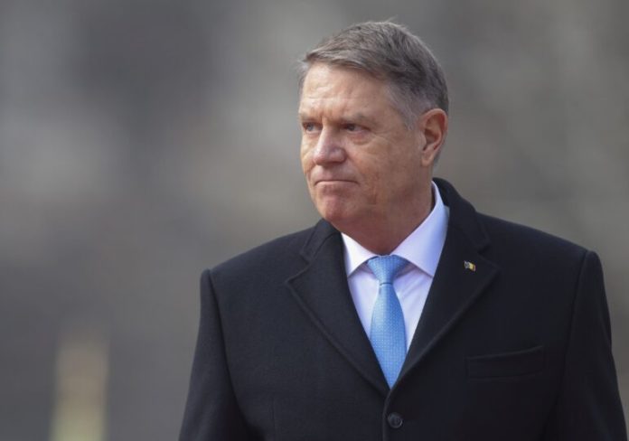 Klaus Iohannis, ANAF, somație, Sibiu, chirii, imobil, retrocedare, fals, instanță, proces, casă, centrul Sibiului, proprietate, Raiffeisen Bank, chirie, 4,7 milioane lei, un milion euro, prejudiciu, executare silită, poprire, bunuri, conturi, administrație locală, Primăria Sibiu, moștenitori, retrocedări ilegale, activiști civici, juriști, România, politică, imagine publică, fost președinte, mandat, pro-occidental, Uniunea Europeană, Bruxelles, integritate, valori democratice, decizie definitivă, reparație, motivație politică, reacții publice, opinie publică, prescripție, regim special, avocați, obstacole juridice, contestare, dosar, administrație, capital de imagine, biografie publică, pată, spațiu media, funcția supremă, poziție europeană, scenă politică, internațională, influență, reputație, scandal, mediatizare, decizie instanță, chirii încasate, recuperare prejudiciu, acte administrative, legislație, justiție, integritate politică, transparență, etică, scandal politic, caz celebru, România postcomunistă, istoric imobiliar, contract de retrocedare, documente, tranzacții, valoare imobiliară, zonă centrală, agenție bancară, contestare în instanță, măsură administrativă, procedură fiscală, executare, recuperare, autoritate fiscală, măsură coercitivă, poprire conturi, licitație bunuri, recuperare datorii, efecte publice, campanie media, mediatizare intensă, moștenire politică, controversă, opinie politică, spațiu public, dezbatere națională.