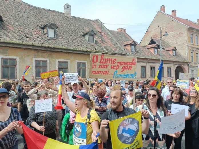 proteste profesori, cadre didactice Sibiu, protest educație, sindicat învățământ Sibiu, SIP Sibiu, mesaj sindical educație, revendicări profesori, norma didactică, înghesuire elevi, vouchere vacanță tăiate, indemnizație hrana profesor, co-asigurare familie, concediu maternitate, protest 2025, protest școli Sibiu, sindicat Spiru Haret, grevă educație, învățământ preuniversitar, profesori indignare, protest Minister Educație, protest miercurea, proteste Sibiu 2025, blocaj început școală, grevă generală, proteste cadre didactice, educație România, calitate învățământ, dialog cu guvernul, condiții didactice, pierdere drepturi profesori, act educațional afectat, comunitate didactică, mobilizare profesori, gest de protest, nesiguranță educație, educație prioritare, protest civic, protest legal, sindicat independent, leaders SIP Sibiu, protest front comun, apel la parlamentari, protest neafiliat politic, echipă educație, reformă educație, știri educație Sibiu, protest local Sibiu, protest național educație, calendar protest educație, pichet Minister Educație, revolta profesorilor, protest învățământ preuniversitar Sibiu, protest Sibiu astăzi, protest condiții muncă, protest salarizare profesori, proteste 2025, protest cadre didactice locale, proteste în școli Sibiu, revendicări cadre didactice, proteste banderole școli, proteste în spațiu public, educație calitativă, sindicat protesta Sibiu, act sindical Sibiu, protest educație stabilitate, proteste învățământ preuniversitar, proteste cadre didactice pacifiste, dialog educație, sprijin educație, comunitate educație, protest valid, proteste sprijin comunitar, protejarea drepturilor, proteste solidaritate, proteste civilă, revendicări legislative educație, grevă posibilă septembrie, proteste act educațional, proteste profesori pașnice, proteste educaționale, educație democratică, respect cadre didactice, sprijin politicieni, mobilizare sindicală, lideri educație, protest cadre didactice informații, proteste actuale Sibiu, revizuire legislație educație, proteste profesori reforma, proteste cadre didactice civile.