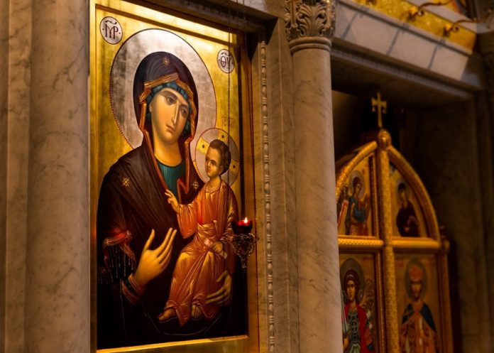 Adormirea Maicii Domnului, Sfânta Maria Mare, 15 august, sărbătoare religioasă, onomastică, Maria, Mariana, Măriuca, Mărioara, Marinela, Marilena, Marina, Marian, Marin, Marinică, Mario, pelerinaj, Mănăstirea Nicula, Mănăstirea Putna, Mănăstirea Moisei, recoltă, binecuvântare, tradiții, obiceiuri, flori, struguri, prune, pâine, ocrotire, gospodărie, vară pastorală, oi, petrecere câmpenească, plante de leac, leac, Ziua Marinei Române, marinari, parade navale, Constanța, Dunăre, porturi, ceremonii, Biserica Ortodoxă, slujbă, post, rugăciune, spovedanie, împărtășanie, ridicarea la cer, catolici, Assumptio, credință, ocrotitoare, comunitate, familie, urări, felicitări, La mulți ani, sănătate, pace, împlinire, curăție, dragoste, har, spiritualitate, cultură, zi liberă legală, reuniune, turism religios, vânzări, pelerin, biserică, icoană, lumânări, protecție, recoltă nouă, obicei popular, credincioși, ceremonie, eveniment comunitar, impact social, sărbătoare națională, tradiție populară, credință ortodoxă, calendar religios, slujbe speciale, patriarhie, predică, mesaj religios, valori creștine, obicei local, sărbătoare de vară, spiritualitate românească.