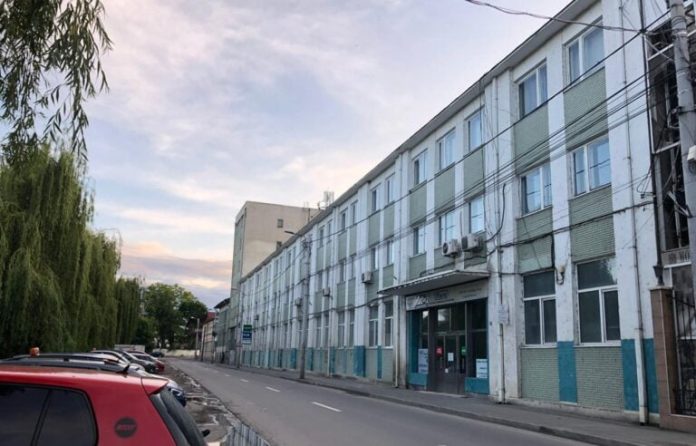 Flaro, Sibiu, Mediaș, fabrică, industrie, pixuri, stilouri, papetărie, istorie, transformare, Mercedes, Skoda, auto, piese auto, injecție mase plastice, producție, relocare, mutare, complex imobiliar, Cibin, nordul județului, investiții, tradiție, modernizare, adaptare, supraviețuire, afaceri, business, strategie, industrie românească, economie, export, contracte, clienți, furnizori, integratori, globalizare, competitivitate, serii mici, portofoliu diversificat, matrițe, flexibilitate, problem-solver, Petre Georgescu, Cătălin Popa, interviu, Ziarul Financiar, presă economică, angajați, muncitori, forță de muncă, recrutare, Sibiu industrie, Mediaș industrie, relocare fabrică, România, piața auto, companii auto, logistică, producători auto, furnizor, lanț industrial, global supply chain, Europa, piață externă, adaptare tehnologică, robotizare, utilaje, echipamente, producție industrială, istorie industrială, simbol, reinventare, comunism, tranziție, anii ’90, restructurare, privatizare, modernizare economică, competitivitate globală, oportunități, provocări, relocare trei ani, termene, management, strategie industrială, dezvoltare regională, județul Sibiu, relocare economică, investiții industriale, complex rezidențial, dezvoltatori imobiliari, reconversie urbană, dezvoltare imobiliară, industrie auto europeană, subcontractori, furnizori globali, România auto, reziliență, succes industrial, exemplu, companie românească, tradiție și inovație.